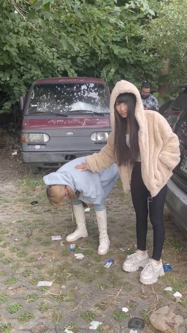 比熊身体不适，一下车就秒吐。（YouTube频道「看你老墓」提供）