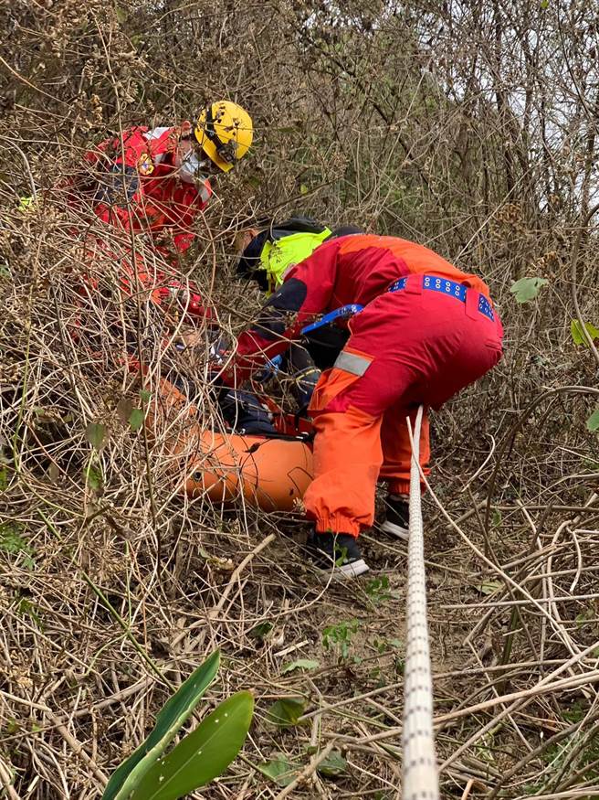 车笼埔消防分队利用SKED卷式担架、长背板将患者固定后，再架设绳索协助患者脱困。（民眾提供／冯惠宜台中传真）