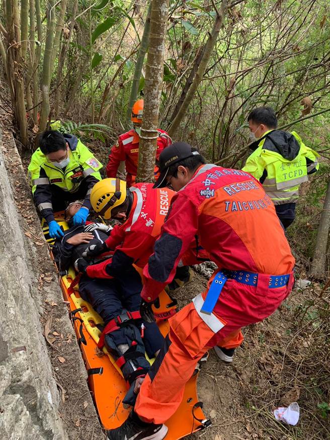 车笼埔消防分队利用SKED卷式担架、长背板将患者固定后，再架设绳索协助患者脱困。（民眾提供／冯惠宜台中传真）