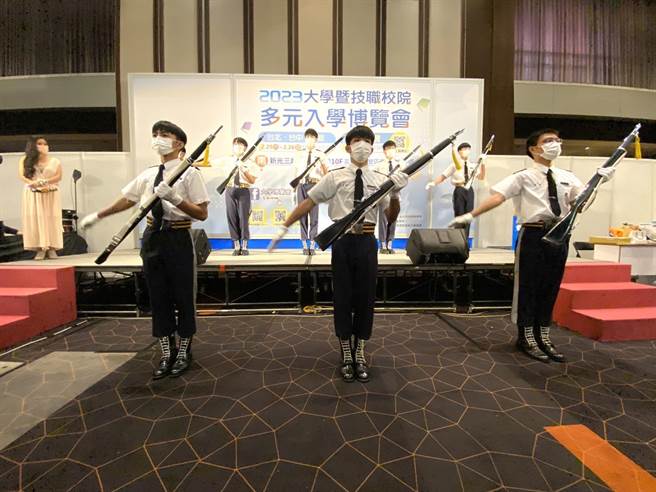 2023年大学暨技职校院多元入学博览会由高雄仪队开场。（杨舒婷摄）