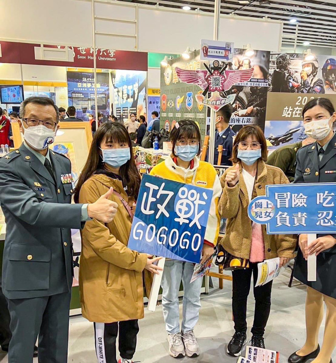 政战学院院长陈中吉少将(左)，也亲自到场分享军校多元教学。(政战学院提供)