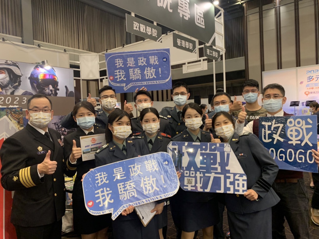 政战学院教育长李明伦上校(左)，带着教师与同学们分享军校教育特色。(政战学院提供)