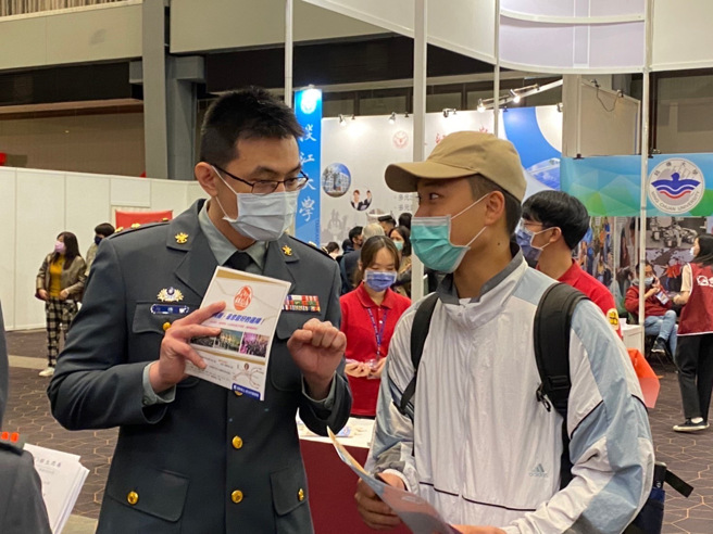 政战学院呈现多元教育风格，吸引不少家长及学生询问。(政战学院提供)