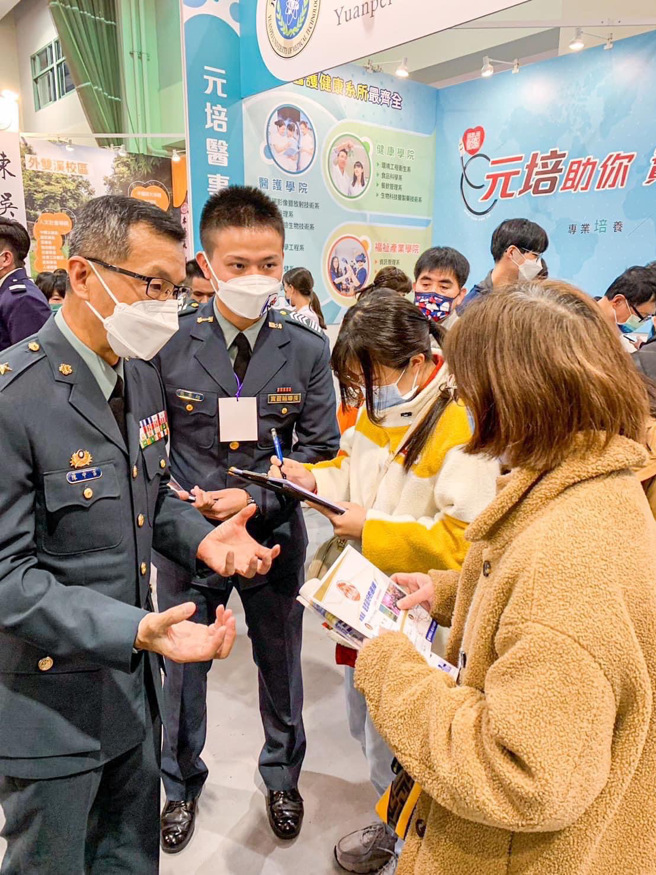 政战学院呈现多元教育风格，吸引不少家长及学生询问。(政战学院提供)