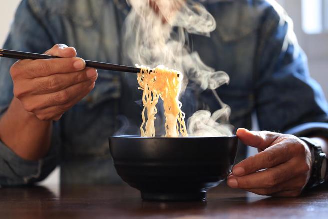 客人外带汤麵，许多店家都会帮忙把汤和麵分开包，以免麵泡烂。（示意图／Shutterstock）