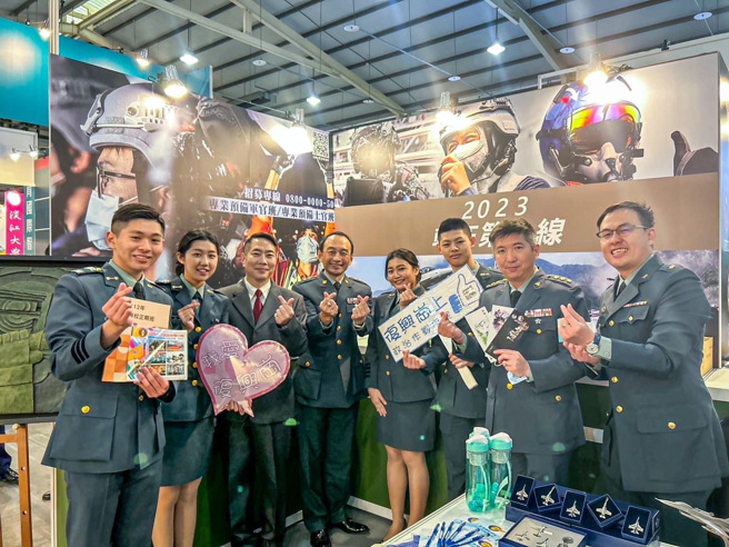 政战学院学生军装笔挺出场，活用生动活泼解说，吸引不少家长及学生询问。(政战学院提供)