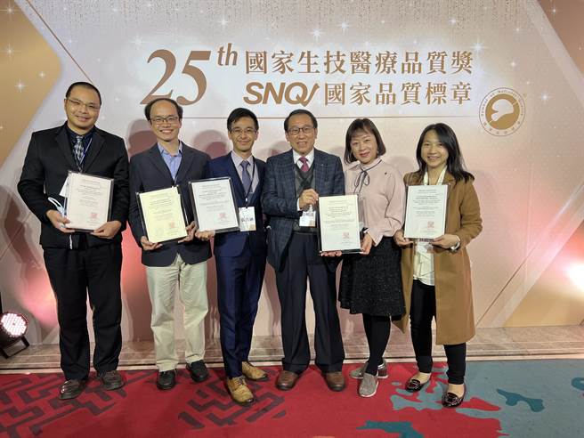 臺大医院云林分院医师骨科傅绍怀医师（左起）、外科林颖圣医师、远距医疗中心主任张善涵、副院长徐明洸、检验医学部主任谢月贞、感染管制中心主任林绮英等人分别代表团队领奖。（臺大云林分院提供）