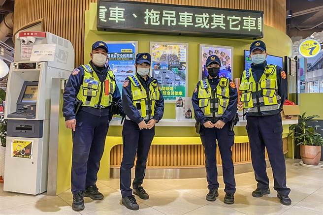 國道警竹林分隊228連續4天假期，在國3關西服務區加強機動巡守。（國道警察第六大隊提供／羅浚濱新竹傳真）