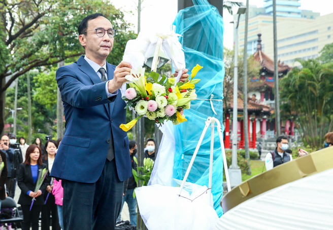 228纪念日即将到来，国民党主席朱立伦25日赴228和平纪念公园献花致意。他在受访时表示，对于228事件所带来的伤痛，应一代一代记取及传承，让社会更和谐，因此和平纪念日非常有意义，不论族群或个人，要用爱心推动社会和谐、重视两岸及世界和平。（粘耿豪摄）