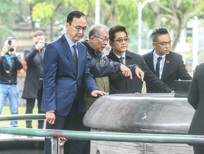 228纪念日即将到来，国民党主席朱立伦25日赴228和平纪念公园献花致意。他在受访时表示，对于228事件所带来的伤痛，应一代一代记取及传承，让社会更和谐，因此和平纪念日非常有意义，不论族群或个人，要用爱心推动社会和谐、重视两岸及世界和平。（粘耿豪摄）