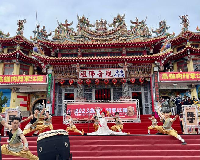 融合传统武阵及创意的吸睛表演，获得全场喝采。(高雄市观光局提供)