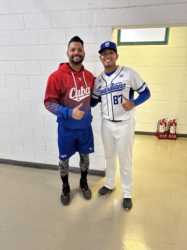 富邦悍将洋投富蓝戈（右）与乐天桃猿新洋投雷法。（富邦悍将提供）