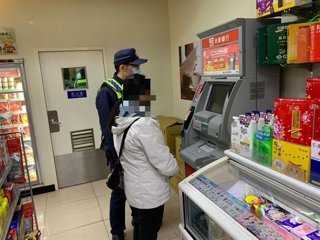 女交友不成，险被诈骗集团骗财，警方到场安抚其情绪。（警方提供／陈淑娥台中传真）
