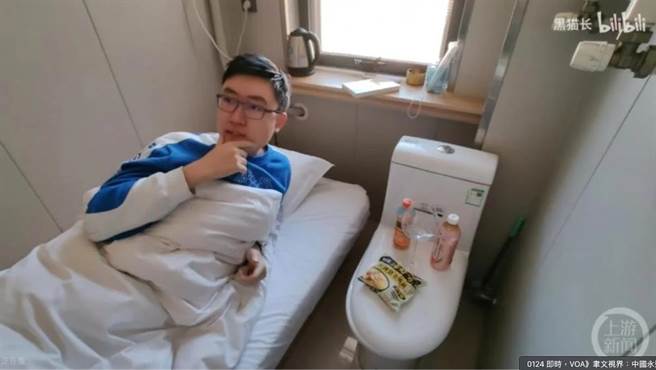 河南自媒体「黑猫长」睡在房间里，头挨着马桶。（图：上游新闻）