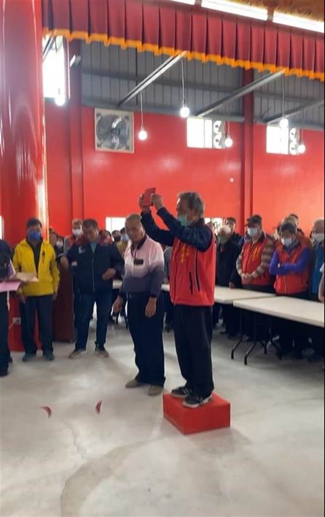 依传统，六房妈过炉日是每年农历4月10日至16日的星期六、日择一天，今（25日）在虎尾镇中溪里溪埔26号的溪埔仔廍红坛举行「2023年六房天上圣母过炉吉日及发炮良时」杯选，请求六房妈祖赐筊，由理事长徐万成掷筊。（周丽兰摄）