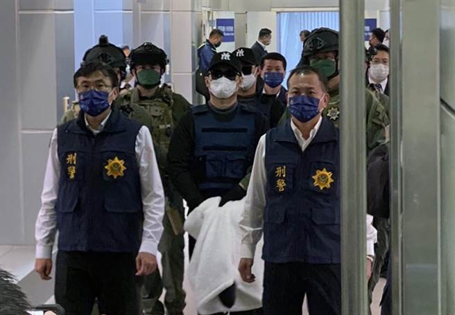 台南學甲88槍擊案幕後主嫌洪政軍、槍手孔祥志被押解回台。（讀者提供／洪榮志台南傳真）