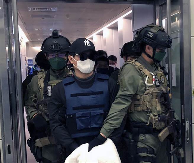 台南學甲88槍擊案幕後主嫌洪政軍、槍手孔祥志被押解回台。（讀者提供／洪榮志台南傳真）