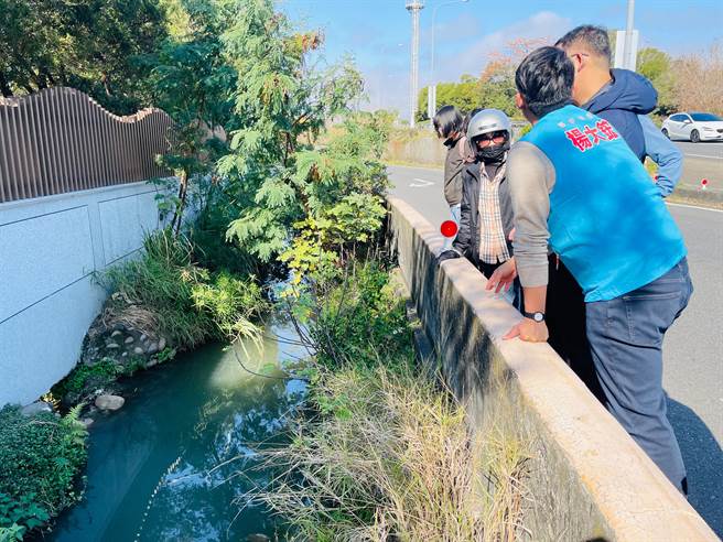 台中市西屯区龙潭里农田灌溉沟渠出现乾涸情况，居民向市议员杨大鋐陈情。(杨大鋐提供)