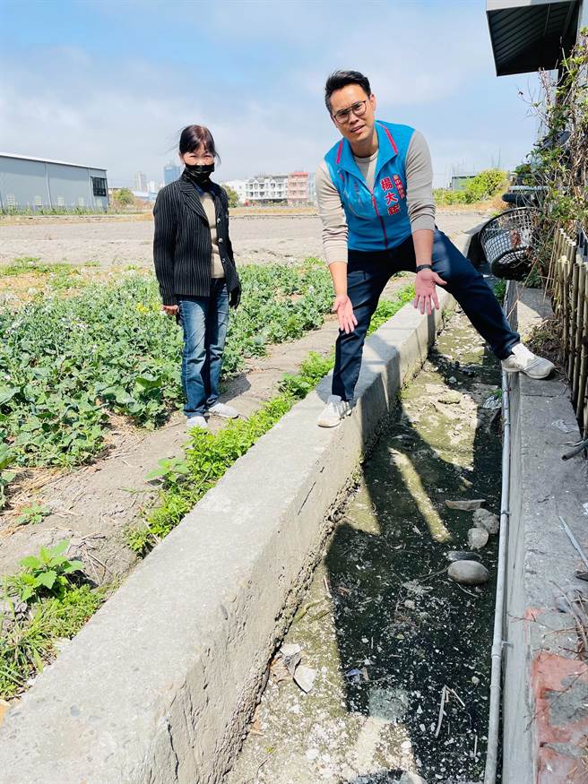 台中市西屯区龙潭里农田灌溉沟渠出现乾涸情况，居民向市议员杨大鋐陈情。(杨大鋐提供)