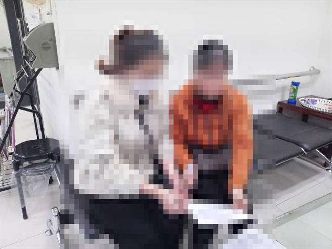 22歲清秀的越南女學生「小青」（右）戴著母親到移民署台中專勤隊辦理「自行到案」，繳2000元罰鍰。（台中專勤隊提供／張妍溱台中傳真）