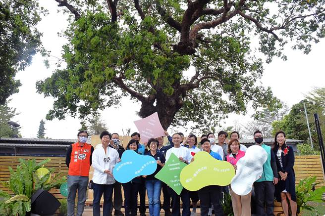 台东市铁花新聚落的打卡新亮点「闪闪PARK」，25日举行开幕仪式。（庄哲权摄）