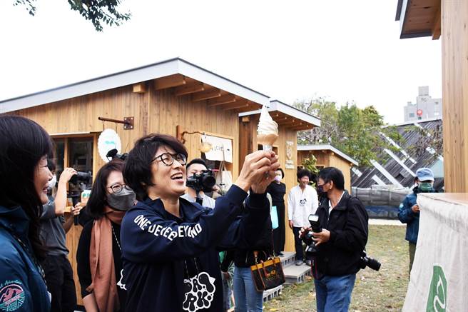 台东打卡新亮点「闪闪PARK」25日开幕，霜淇淋等质感品牌进驻无印小屋。（庄哲权摄）