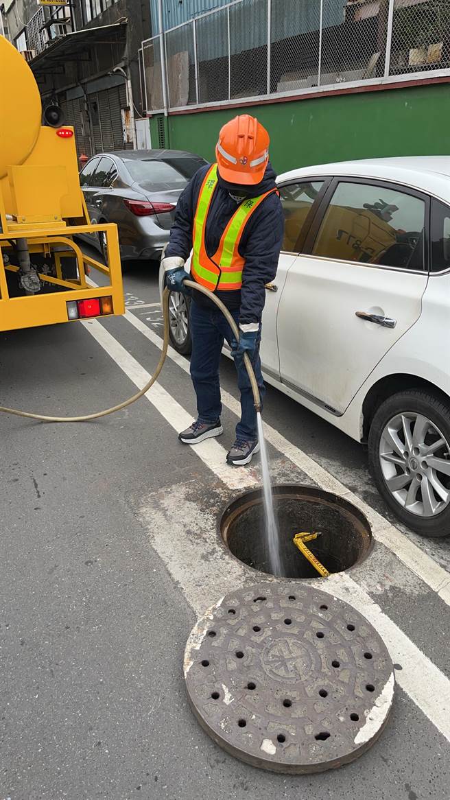 新北新庄塔寮坑溪一带22日晚间飘散出恶臭，新北市环保局表示，虽未查到明确的来源，但为降低异味对居民的影响，已跨区调集清洁队清沟车，并启动清沟作业。（新北市环保局提供）