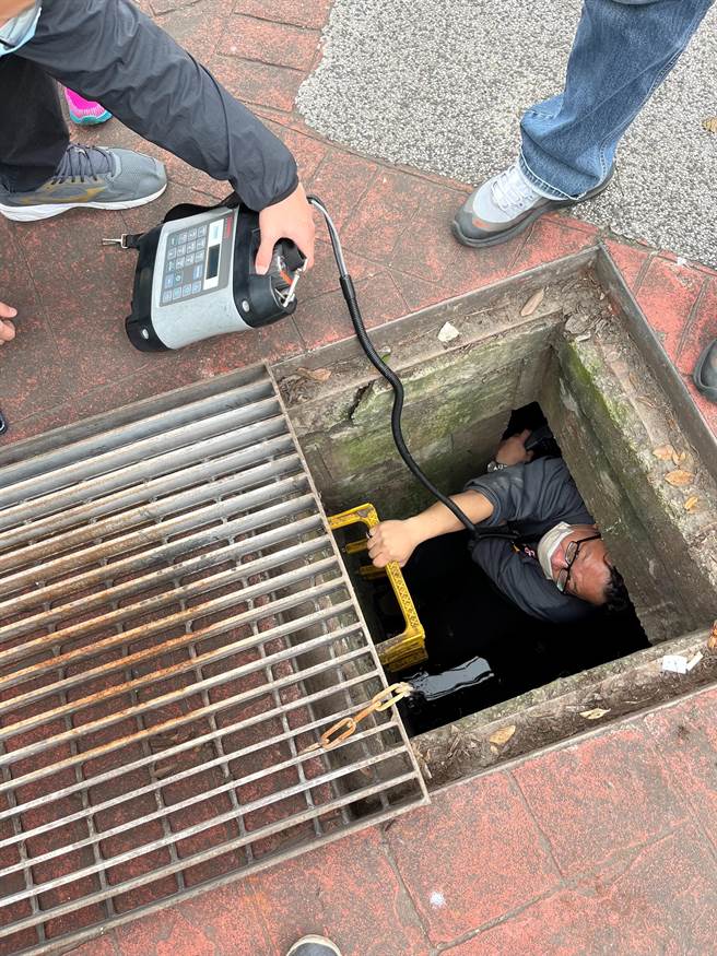 新北新庄塔寮坑溪一带22日晚间飘散出恶臭，新北市环保局表示，虽未查到明确的来源，但为降低异味对居民的影响，已跨区调集清洁队清沟车，并启动清沟作业。（新北市环保局提供）