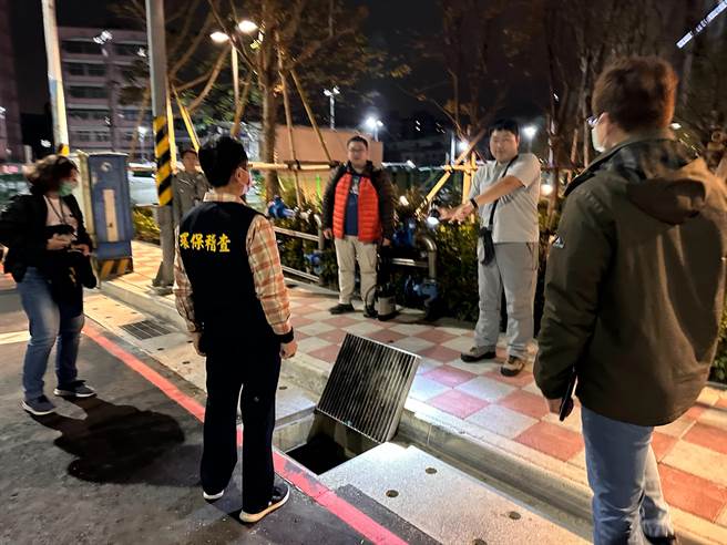 新北新庄塔寮坑溪一带22日晚间飘散出恶臭，新北市环保局表示，虽未查到明确的来源，但为降低异味对居民的影响，已跨区调集清洁队清沟车，并启动清沟作业。（新北市环保局提供）