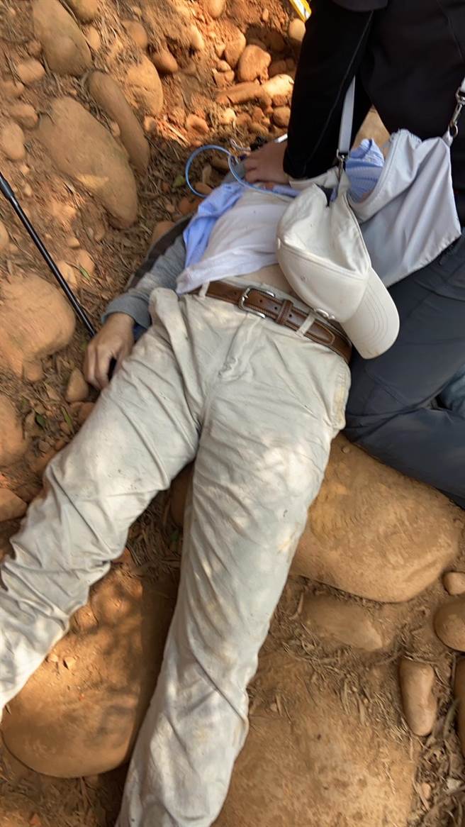 53岁的王姓男子25日下午爬三义火炎山时突然身体不适昏倒。（读者提供／谢明俊苗栗传真）