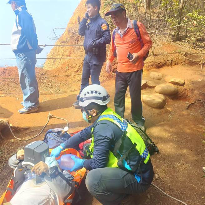 53岁的王姓男子25日下午爬三义火炎山时突然身体不适昏倒，由消防局救护人员徒手抬至山下送医。（读者提供／谢明俊苗栗传真）