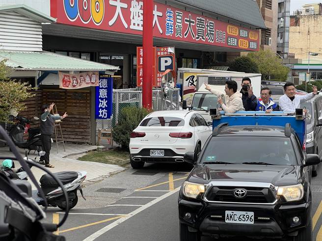 蔣萬安、顏寬恒等人為林明溱輔選，於南投市掃街拜票時受到鄉親熱情支持。（林明溱競辦提供／楊靜茹南投傳真）