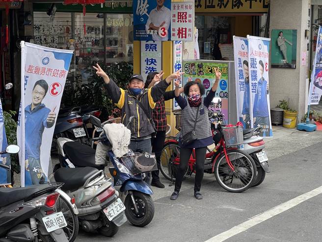 南投鄉親聽到林明溱的車隊抵達，紛紛跑到屋外比2號力挺。（林明溱競辦提供／楊靜茹南投傳真）