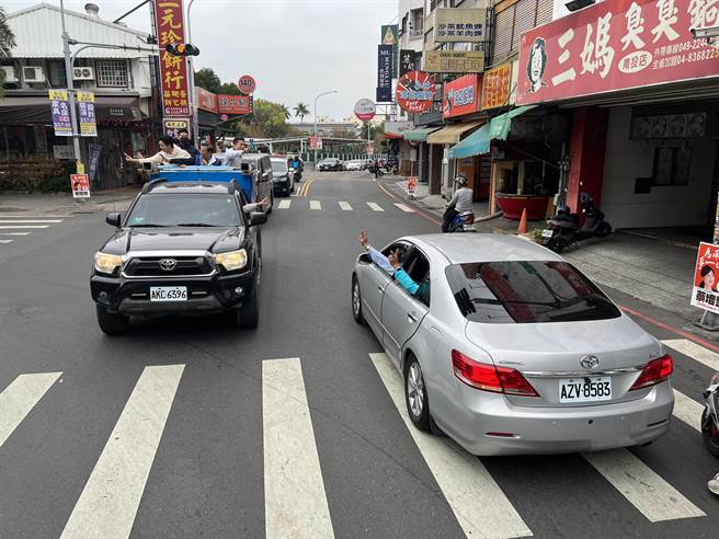 蔣萬安、顏寬恒陪林明溱於南投市掃街拜票，用路人從車窗比2號力挺。（林明溱競辦提供／楊靜茹南投傳真）
