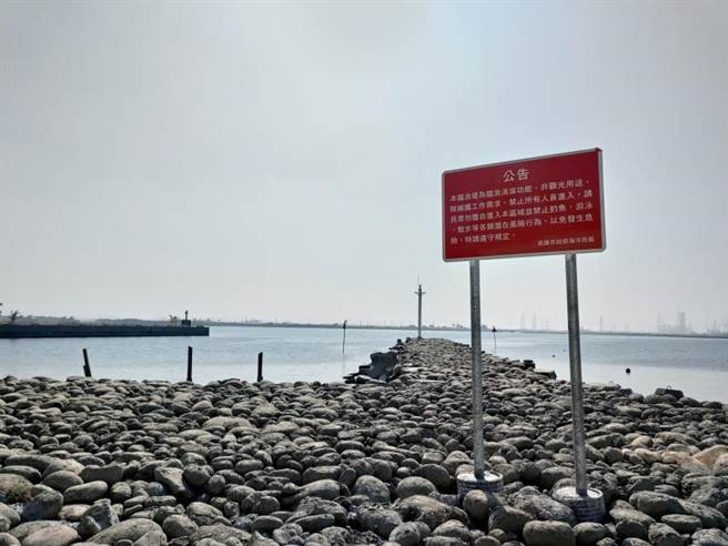 兴达渔港茄萣大排入港处设置挡浪堤，保障守护渔民、渔船作业安全 。（高雄市政府海洋局提供／林雅惠传真）