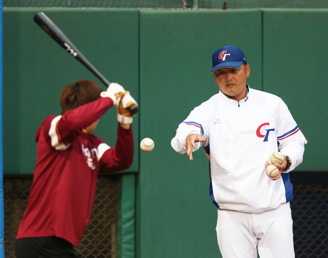 中華隊打擊教練曾豪駒（右）看完中華隊後還指導母隊樂天桃猿打者。（陳怡誠攝）
