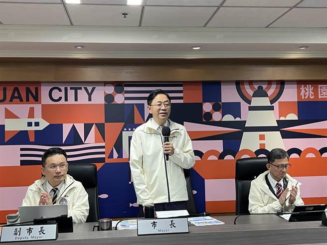 桃园市长张善政（中）、副市长王明鉅（右）和苏俊宾（左）都来自企业界。（蔡依珍摄）