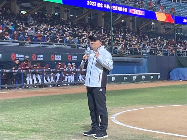 新北市長侯友宜親自到新莊棒球場為熱身賽開球。（徐沛琪攝）