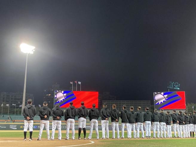 侯市長要大家集氣，讓中華隊搶下前進東京巨蛋的8強門票。（徐沛琪攝）