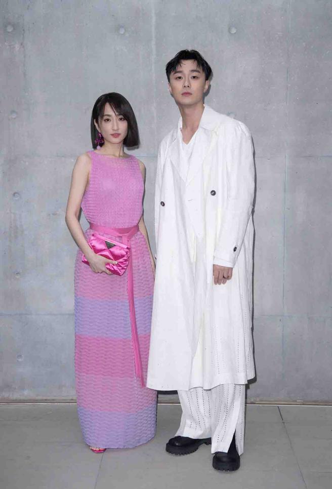 柯佳嬿、施柏宇现身Emporio Armani 2023秋冬女装系列大秀现场。（Emporio Armani提供）