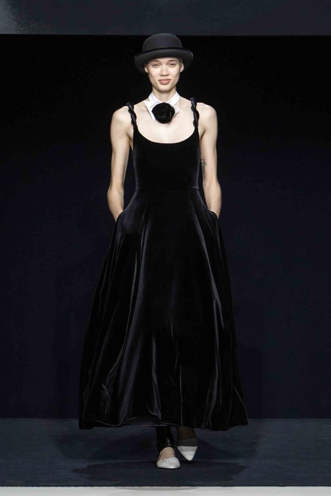 圆顶礼帽、丝绒材质制成的晚礼服搭配仿西装的领口，致敬查理卓别林时代的服装。（Emporio Armani提供）