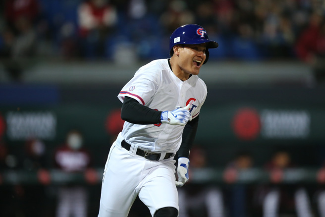 旅美好手张育成在2局下敲出超大号3分炮。（陈怡诚摄）