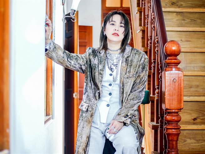 黃小柔近年當起作家，日前推出第3本新書。（粘耿豪攝）