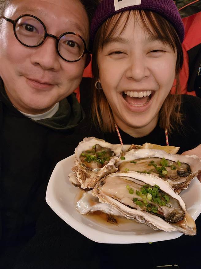 黃小柔（右）與大12歲的老公即便有3個小孩，仍經常約會，感情甜蜜。（摘自臉書）