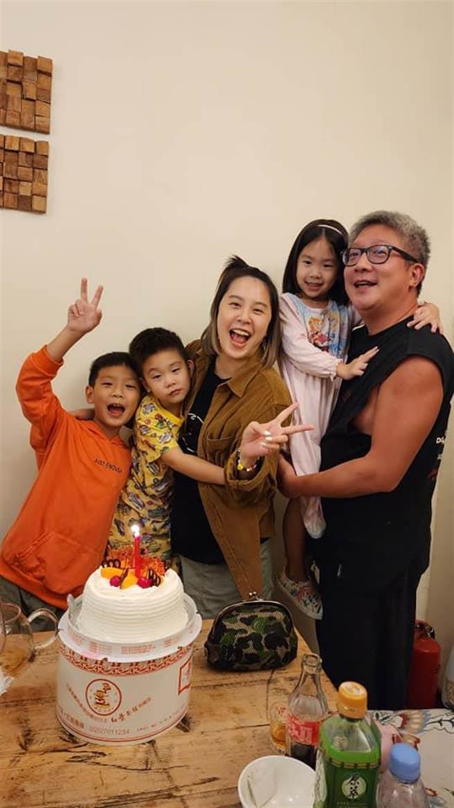  黃小柔一家五口幸福和樂。（摘自臉書）