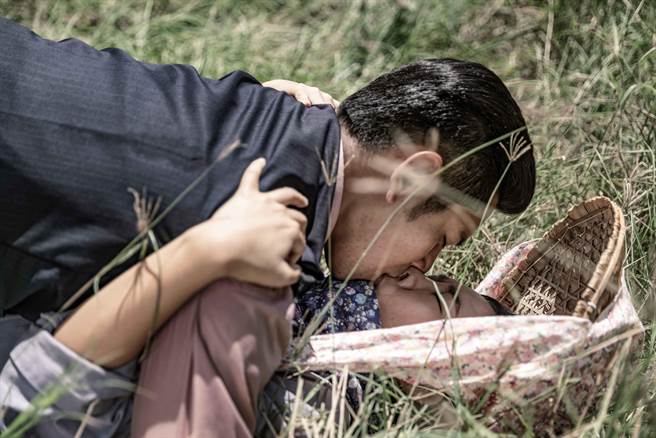 杨子仪（上）霸气「草咚」吻安心亚。（公视、禾丰制作提供）