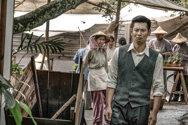 杨子仪（前）告白安心亚（后）遭拒，深陷苦恋。（公视、禾丰制作提供）