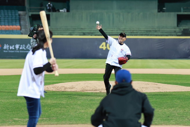 侯友宜WBC熱身賽開球 「超準命中」現場嗨爆了（照片來源：中華職棒大聯盟提供）
