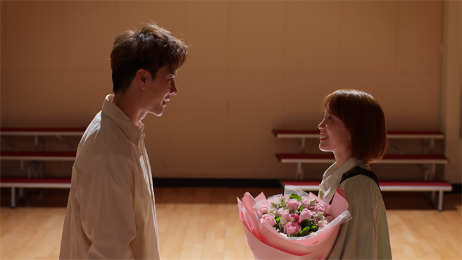 谢佳见向程予希告白，散发粉红泡泡。（民视提供）