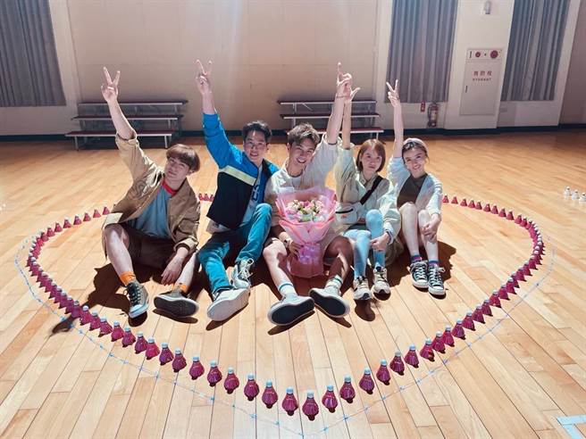 谢佳见向程予希告白，五虎将其他成员王瞳、吴东谚、沈建宏把握机会合照。（民视提供）